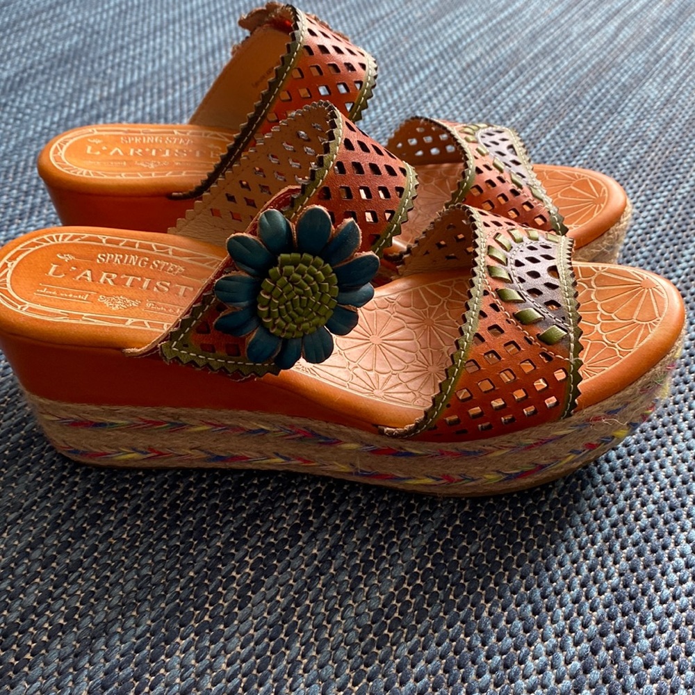 Espadrille wedge sandal by L’Artiste. Great summer sandal in a size 9